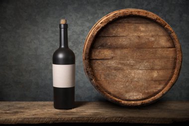 fıçının arka planı ve aşınmış eski ahşap masa