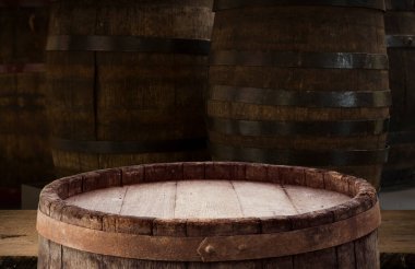 Tahta meşe varili beyaz arkaplanda izole edilmiş.