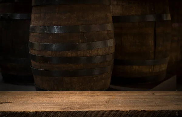 白い背景に孤立した木製のオーク樽 — ストック写真