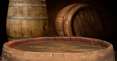 - Bira. Vintage bira fıçısı ve cam hafif birayla dolu bir hayat. Taze kehribar bira konsepti. Tahta masada yeşil hop ve altın arpa. Bira fabrikası için malzemeler. Bira gelenekleri