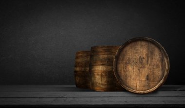 - Bira. Vintage bira fıçısı ve cam hafif birayla dolu bir hayat. Taze kehribar bira konsepti. Tahta masada yeşil hop ve altın arpa. Bira fabrikası için malzemeler. Bira gelenekleri