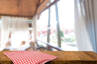 Ev içi ahşap beyaz masa ve sonbahar manzaralı beyaz pencere