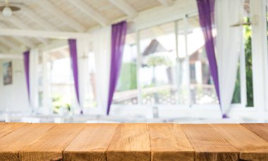 Ev içi ahşap beyaz masa ve sonbahar manzaralı beyaz pencere