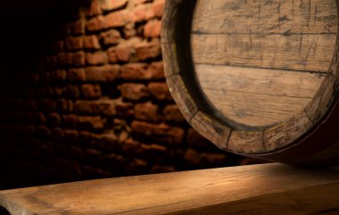 - Bira. Vintage bira fıçısı ve cam hafif birayla dolu bir hayat. Taze kehribar bira konsepti. Tahta masada yeşil hop ve altın arpa. Bira fabrikası için malzemeler. Bira gelenekleri