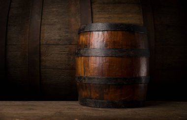 - Bira. Vintage bira fıçısı ve cam hafif birayla dolu bir hayat. Taze kehribar bira konsepti. Tahta masada yeşil hop ve altın arpa. Bira fabrikası için malzemeler. Bira gelenekleri