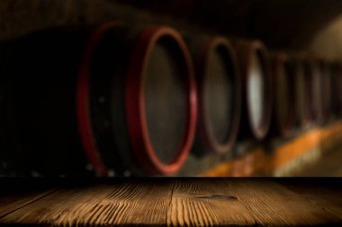 - Bira. Vintage bira fıçısı ve cam hafif birayla dolu bir hayat. Taze kehribar bira konsepti. Tahta masada yeşil hop ve altın arpa. Bira fabrikası için malzemeler. Bira gelenekleri