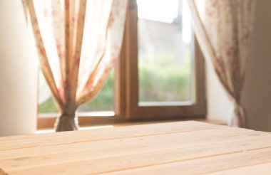 - Bira. Vintage bira fıçısı ve cam hafif birayla dolu bir hayat. Taze kehribar bira konsepti. Tahta masada yeşil hop ve altın arpa. Bira fabrikası için malzemeler. Bira gelenekleri