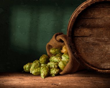 Restoranın soyut bulanık arka planının önündeki boş, siyah ahşap masa. Ürünlerinizi görüntülemek ya da montajlamak için kullanılabilir.