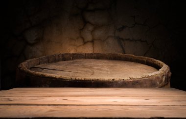 Restoranın soyut bulanık arka planının önündeki boş, siyah ahşap masa. Ürünlerinizi görüntülemek ya da montajlamak için kullanılabilir.