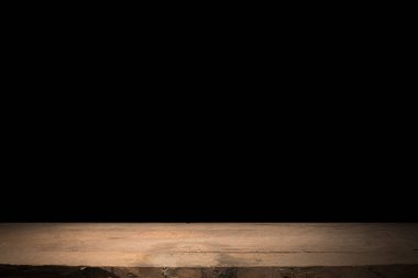 Tahta masa, bakış açısı. Bulanık ahşap bir masanın arkasında, bir bahçe ya da bir orman ve güneş parlıyor. Tahta masa, güzel bulanık lüks, reklam ve ürün, dikey afiş