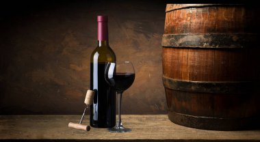 Şarap mahzenindeki ahşap masada etiketsiz üç şişe ev yapımı beyaz şarap. Yüksek kalite fotoğraf