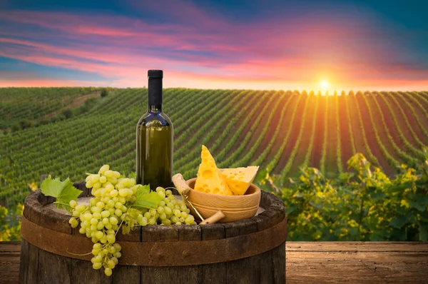 Copo Vinho Com Uvas Barril Fundo Ensolarado Itália Toscana Com — Fotografia de Stock