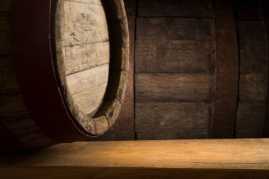 Karanlık mahzende viskili ahşap fıçılar. Yüksek kalite fotoğraf