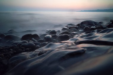 Karadeniz 'in çakıl taşlı kıyıları Gün batımında