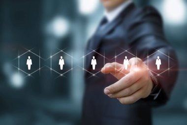 Sanal bilgisayar ekranında insan kaynakları üzerinde çalışan bir iş adamı.