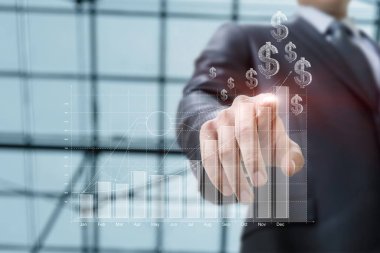 Sanal bilgisayar ekranındaki iş adamı, kar artışının grafiğiyle çalışıyor.