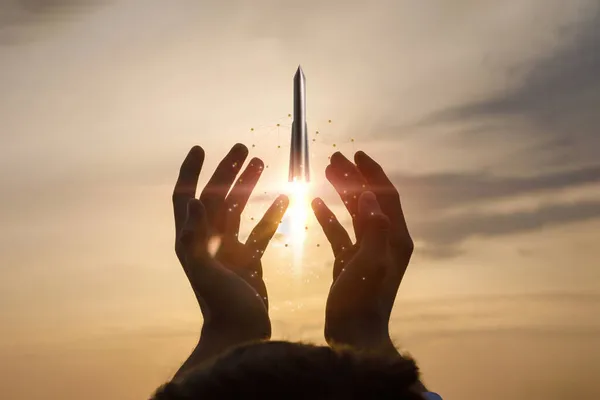Nový Koncept Spuštění Projektu Raketa Odstartuje Rukou Pozadí Slunečného Západu — Stock fotografie