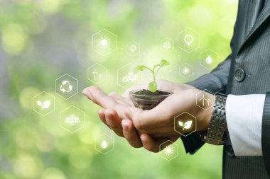 Çevre koruma kavramı. İş adamının elinde bulanık bir doğa geçmişi var..