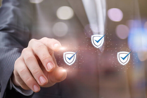Бизнесмен нажимает на значок качества.