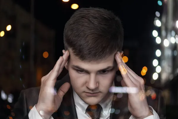 Zakenman Houdt Zijn Hoofd Met Zijn Handen Vanwege Problemen Crisis — Stockfoto