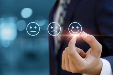 İş adamı bulanık arkaplanda gülen yüz ifadesini seçti.