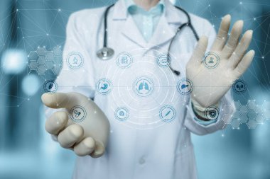 Doktor, bulanık bir arka planda hastanın iç organlarının testlerinin yapısını gösteriyor..