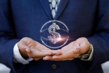 Yatırım desteği kavramları. İş adamı bulanık arka planda dolar hologramını destekliyor.
