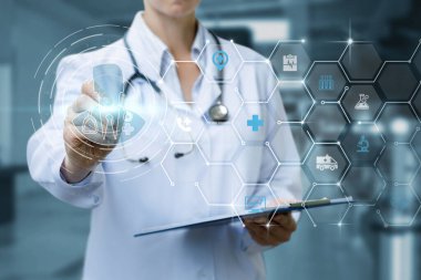 Tıp çalışanı, tıbbi ikon yapısındaki doktor simgesine tıklıyor.