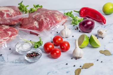 Et, sous vide teknolojisine göre pişirmek için vakum içinde paketlenmiş..