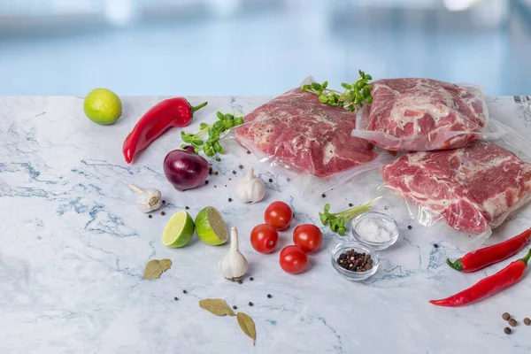 Vakuumverpacktes Fleisch Und Gemüse Auf Einem Marmortisch — Stockfoto