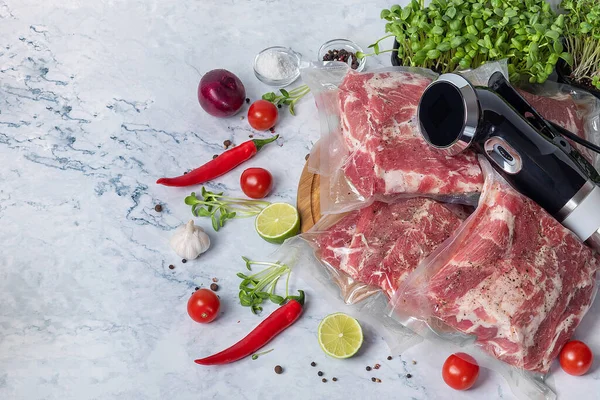 Daging Dikemas Sayuran Vakum Dan Perangkat Untuk Memasak Pada Suhu — Stok Foto
