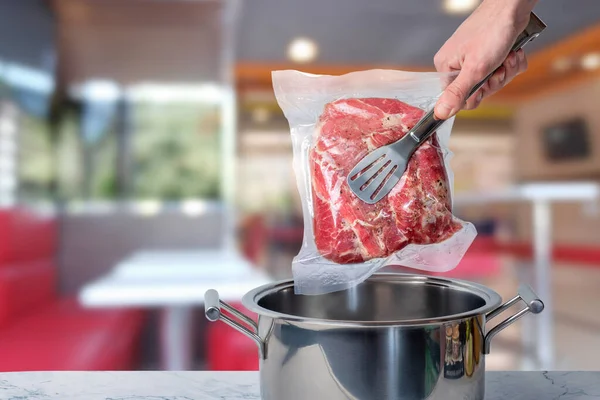 Juru Masak Menempatkan Daging Dalam Ruang Hampa Udara Untuk Memasak — Stok Foto