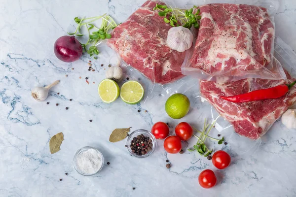 Fleisch Vakuumverpackung Fleisch Mit Gewürzen Auf Marmorhintergrund — Stockfoto