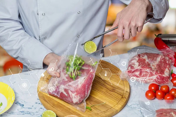 Chef Pack Saco Vácuo Com Carne Limão Fundo Cozinha Turva — Fotografia de Stock