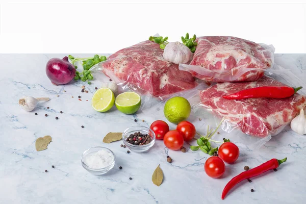 Fleisch Vakuum Mit Gemüse Und Gewürzen Isoliert Auf Weißem Hintergrund — Stockfoto