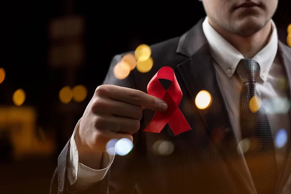 Παγκόσμια Ημέρα Κατά Του Aids Ένας Άντρας Κοστούμι Δείχνει Μια — Φωτογραφία Αρχείου