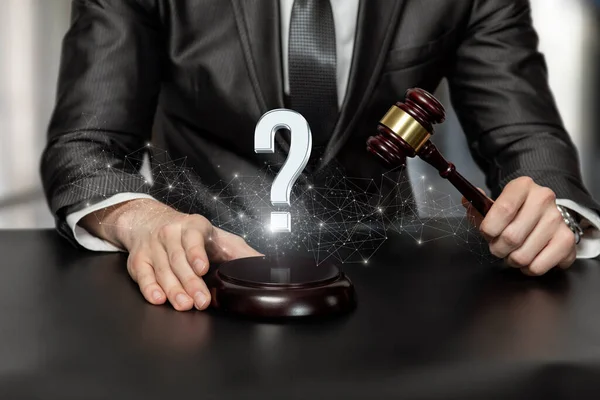 Conceito Responde Perguntas Legais Advogado Com Martelo Juiz Suas Mãos — Fotografia de Stock