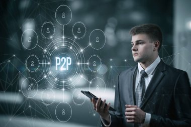 İşadamı, istemcileri birbirine bağlayan bir ağda P2P ile birlikte bir bilgisayarın ekranında çalışır.