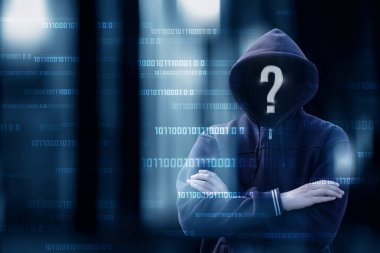 Bulanık arkaplanda kafa yerine hacker ve soru işareti.