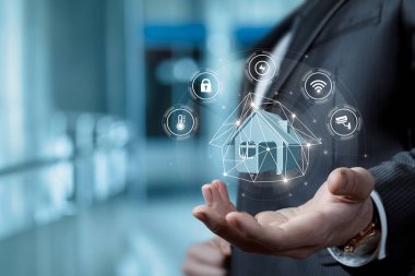 Akıllı ev kontrolü kavramı. Bir adam kontrol arayüzü olan bir ev gösterir.