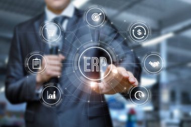 Mikrofonu olan adam sanal bilgisayar ekranında işletme kaynak planlaması yapıyor.