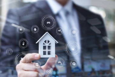 Akıllı ev kavramları. İş adamı ev ve yönetim simgeleri gösteriyor..
