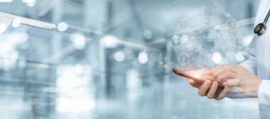 Tıp alanında mobil bir cihaz üzerinde internet üzerinden hastalarla çalışmak için modern teknolojiler kavramı.