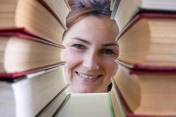 Mulher Olhando Sorrindo Entre Livros Didáticos — Fotografia de Stock