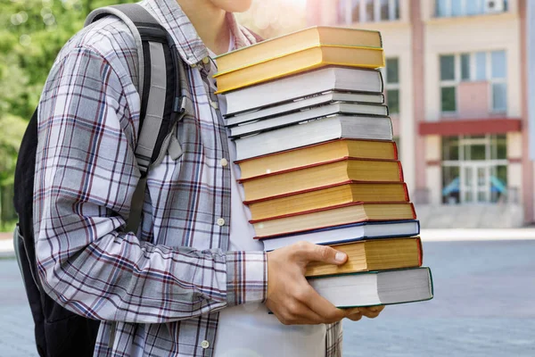Studenten Stapel Boeken Achtergrond Van Het Instituut — Stockfoto