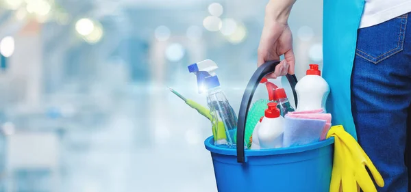 Conceito Serviços Limpeza Senhora Limpeza Com Balde Produtos Limpeza Fundo — Fotografia de Stock