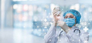 Doktor, sistemi bulanık bir arka planda intra damlalar için hazırlar..