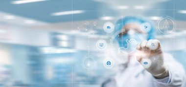 Doktor mide teşhisi için sanal bilgisayar ekranı üzerinde çalışıyor..