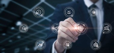 İş dünyasındaki hedeflerin yapısal seçimi kavramları. İş adamları sanal bilgisayar ekranında iş diyagramı çiziyor.