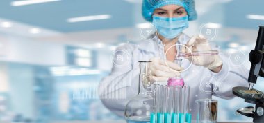 Bir laboratuvar asistanı sanal bir bilgisayar ekranının arka planında bir deney gerçekleştirir.